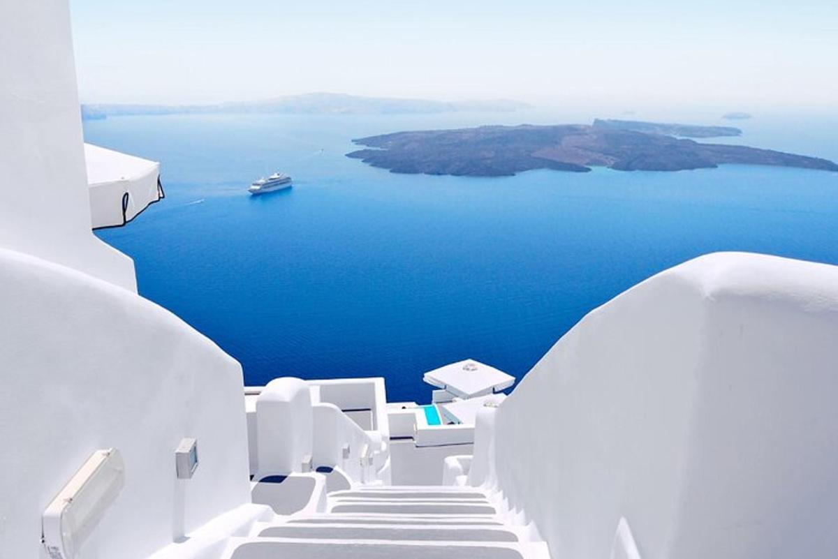 Výhled na modrý oceán z ostrova Santorini