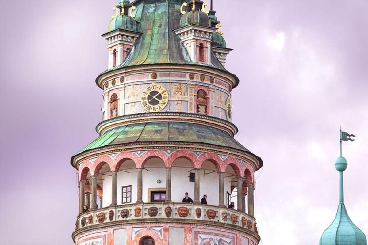una torre con un orologio in cima