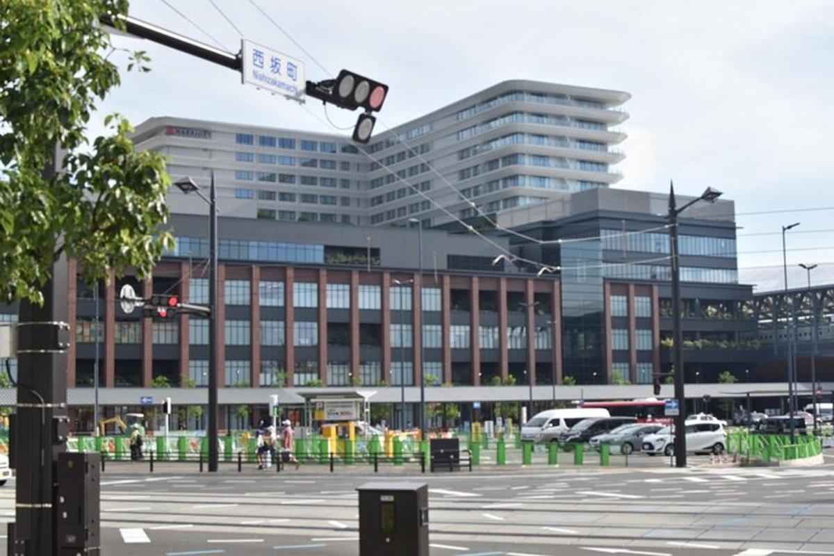 a traffic light on a street with a large building