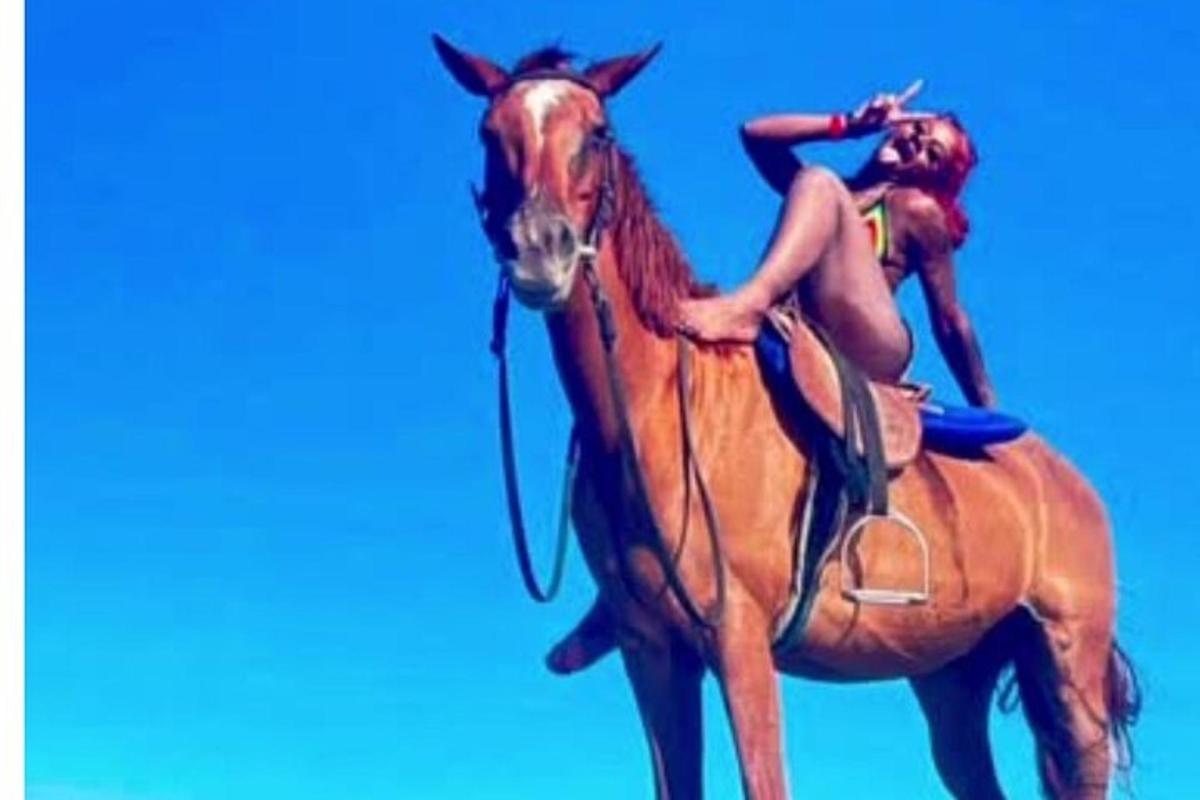 una donna a cavallo