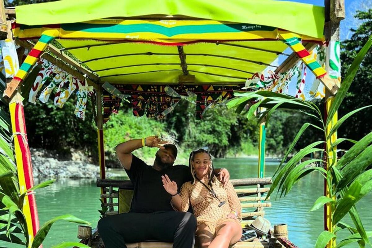un uomo e una donna seduti su una barca