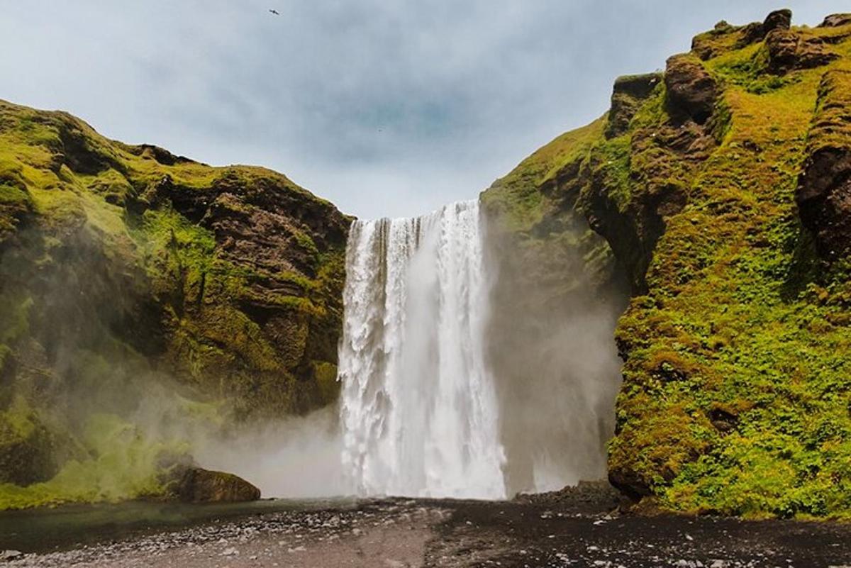 een waterval aan de zijkant van een berg