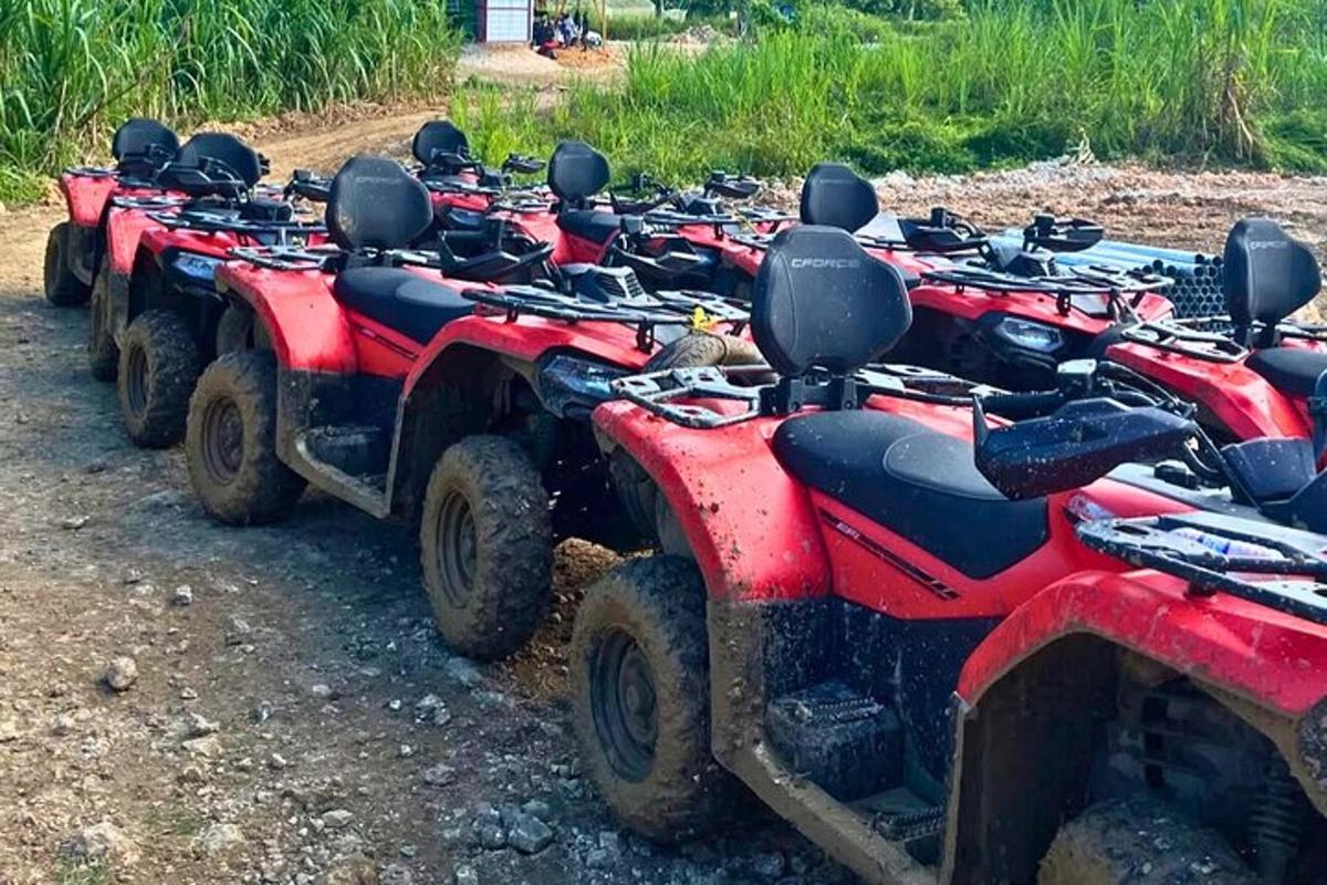 una fila di quad parcheggiati su una strada sterrata