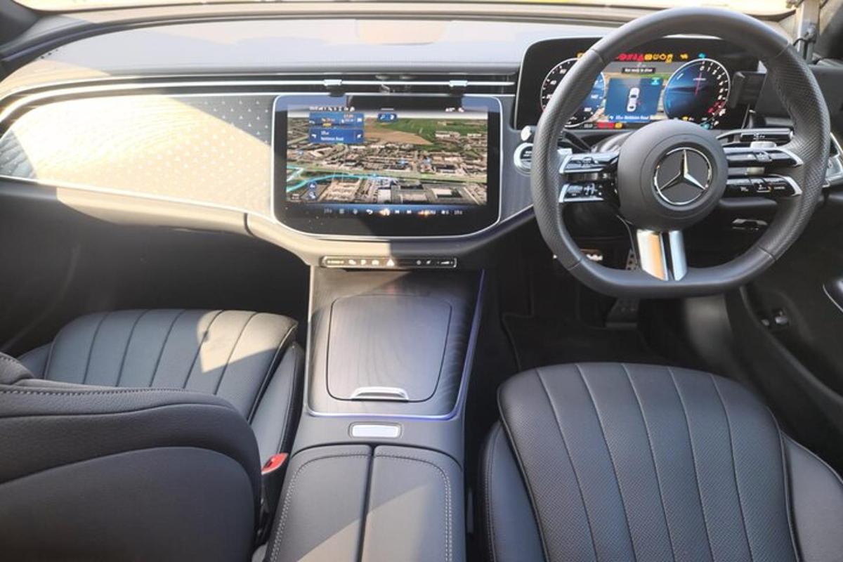 vaade Mercedes-Benzi auto kabiinile