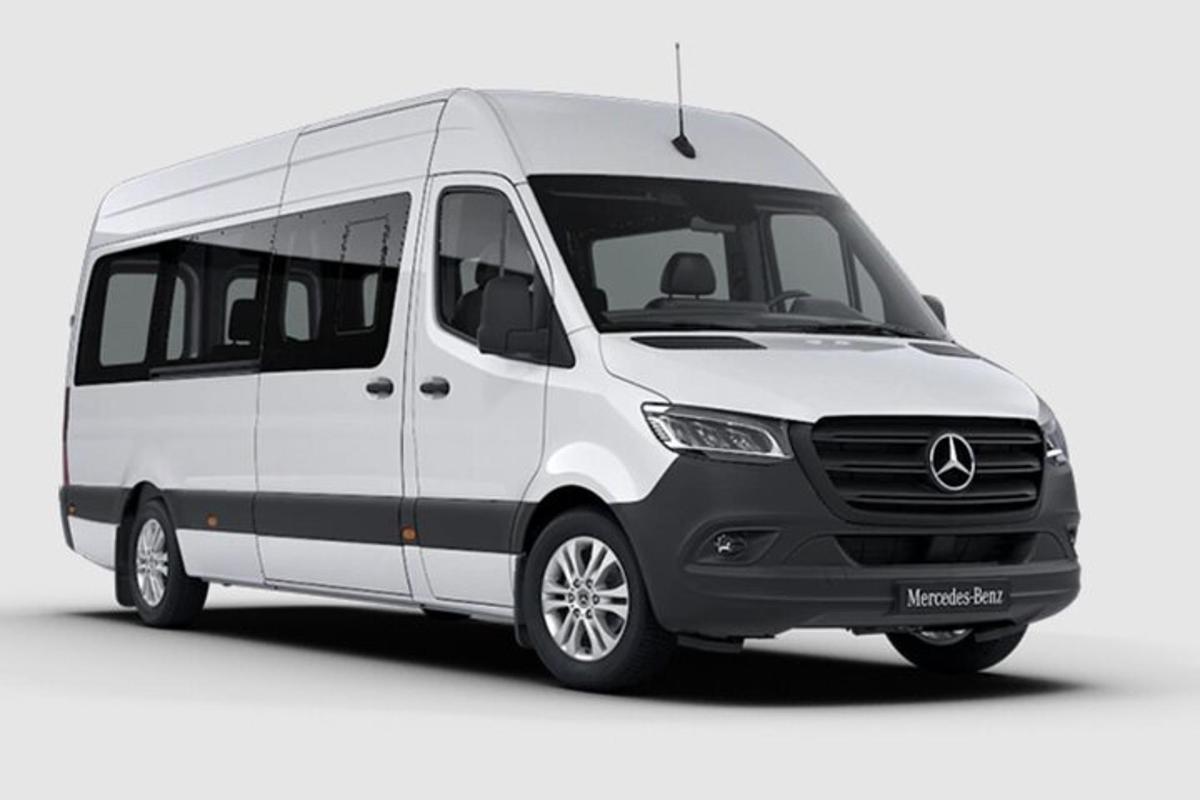 một chiếc xe tải giao hàng Volkswagen màu trắng