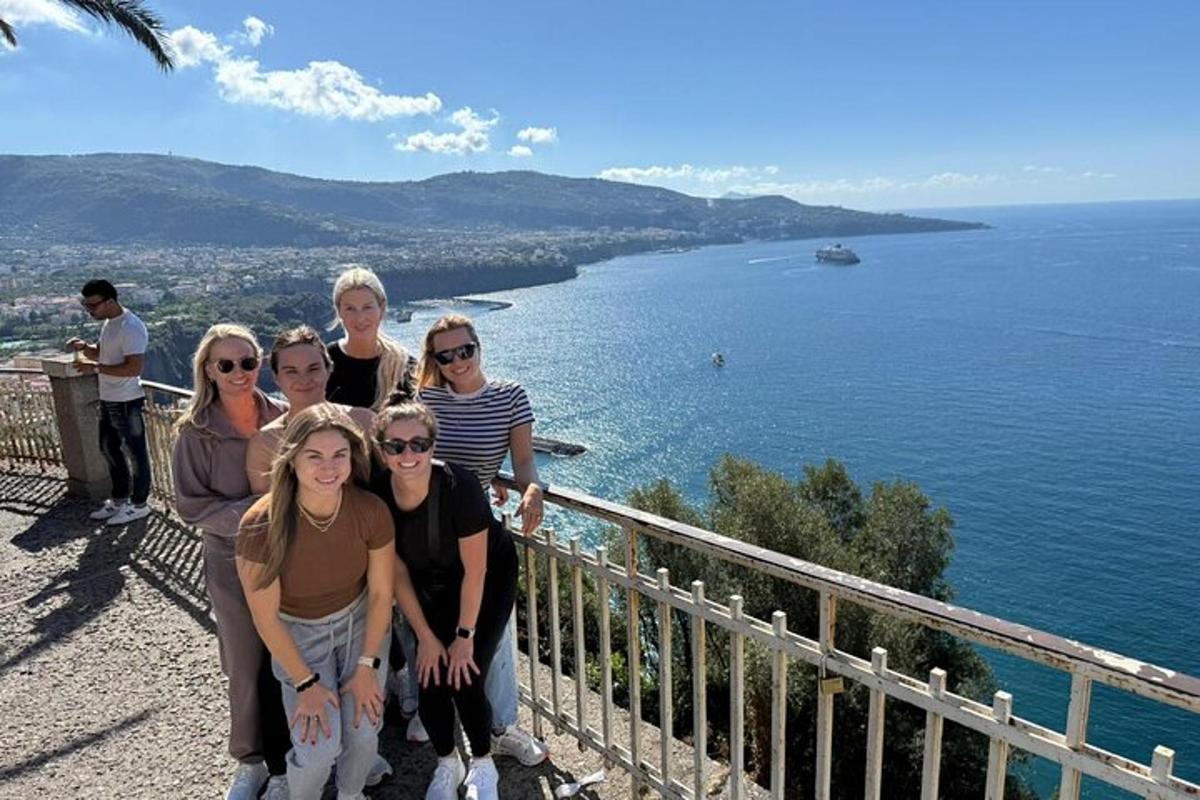 un grup de femei care pozează pentru o fotografie lângă apă