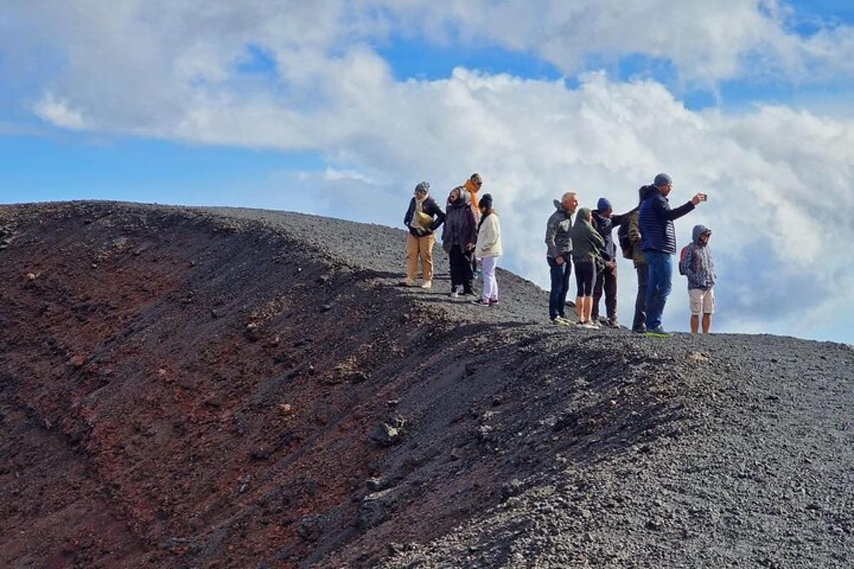grupp inimesi, kes seisavad mäe tipus