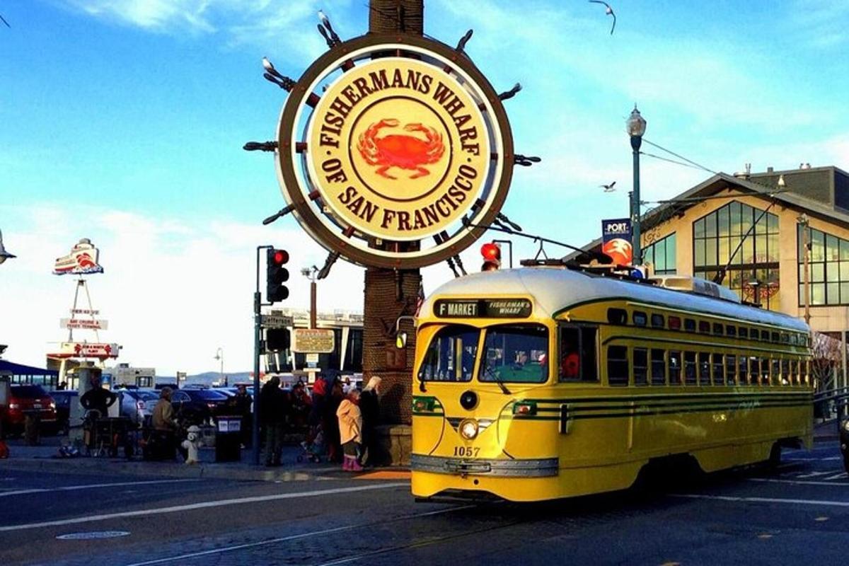 un autobus giallo che passa davanti a un cartello che indica un ristorante