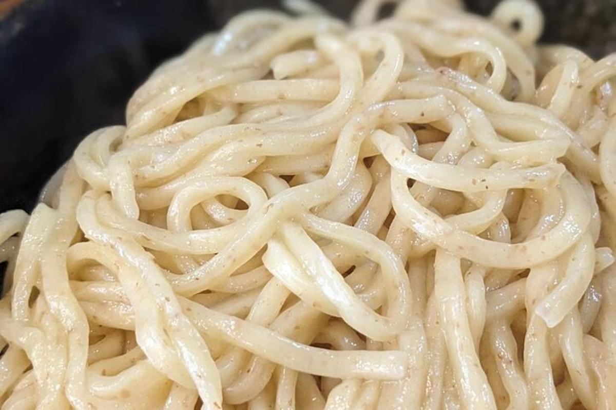 a pile of noodles sitting on top of a plate
