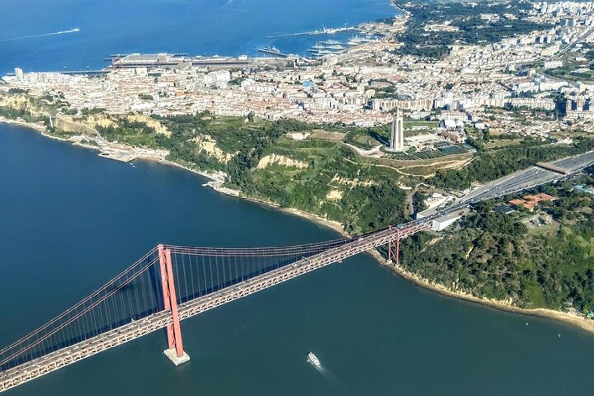 egy víz felett átívelő híd légi felvétele