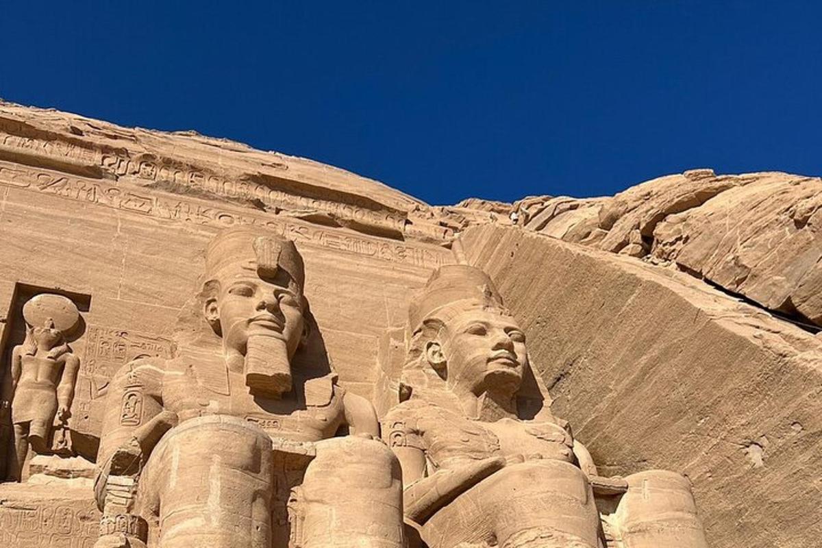 una estàtua de dos homes al costat d'un edifici