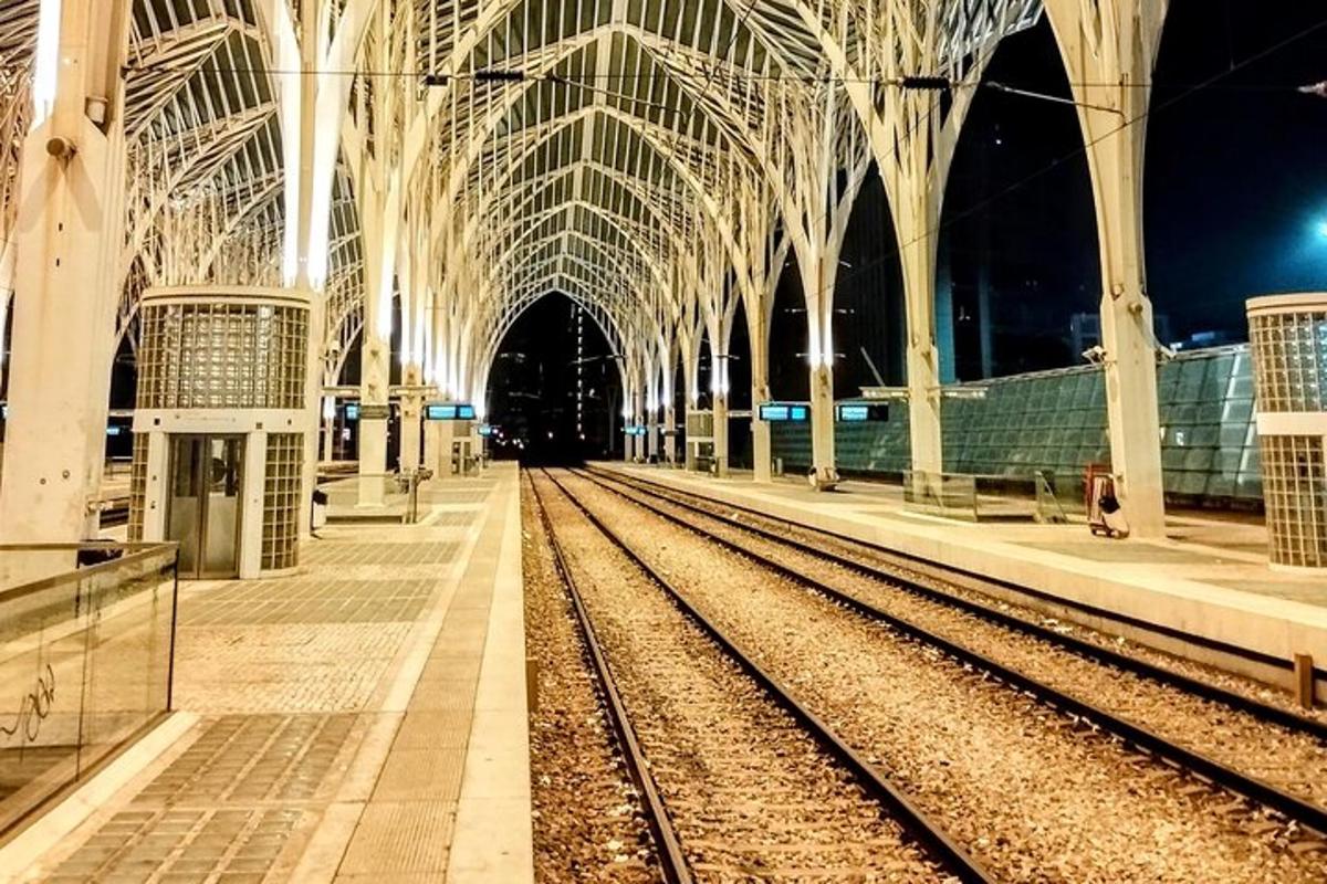 o gară noaptea cu o linie de tren
