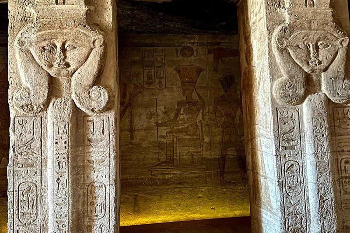 una paret amb una escultura d'una cara