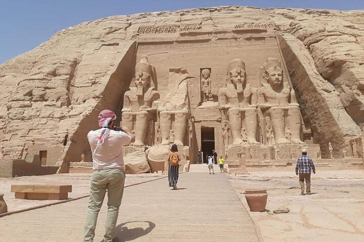 un home fent una foto d'Abu Simbel
