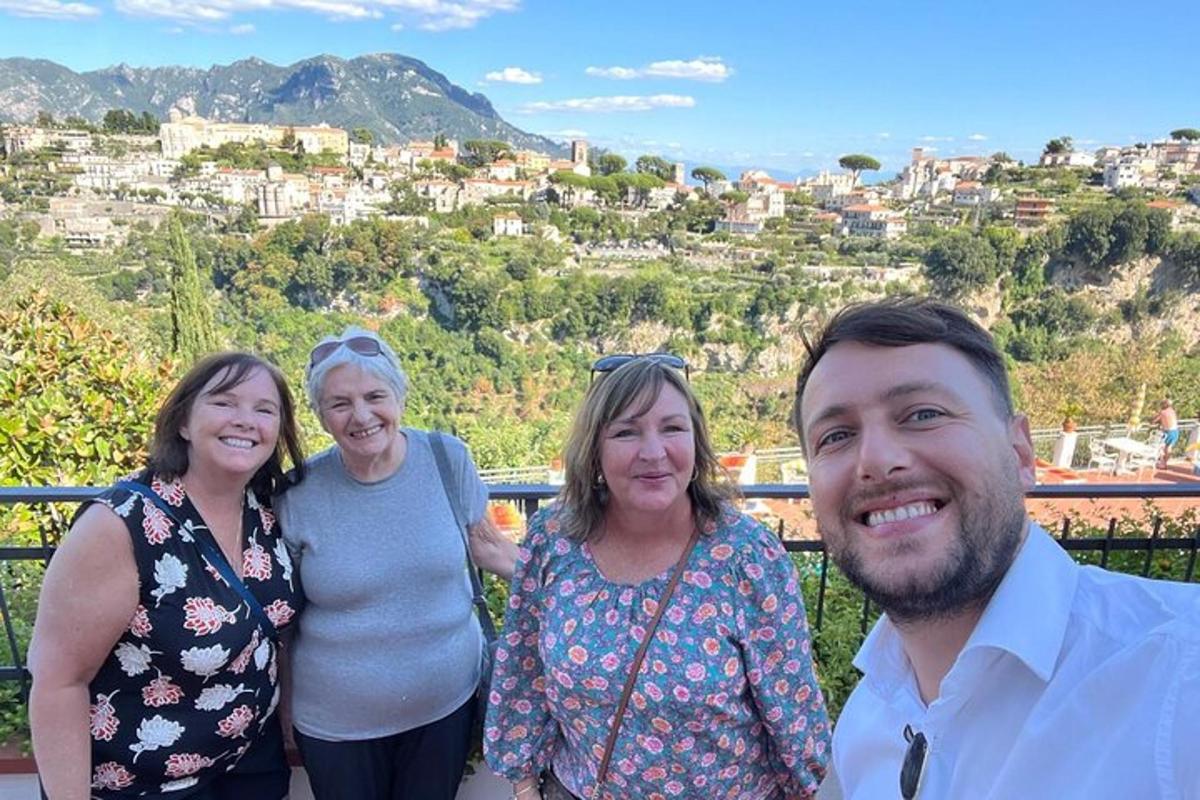 група од три жене и мушкарца који позирају за фотографију