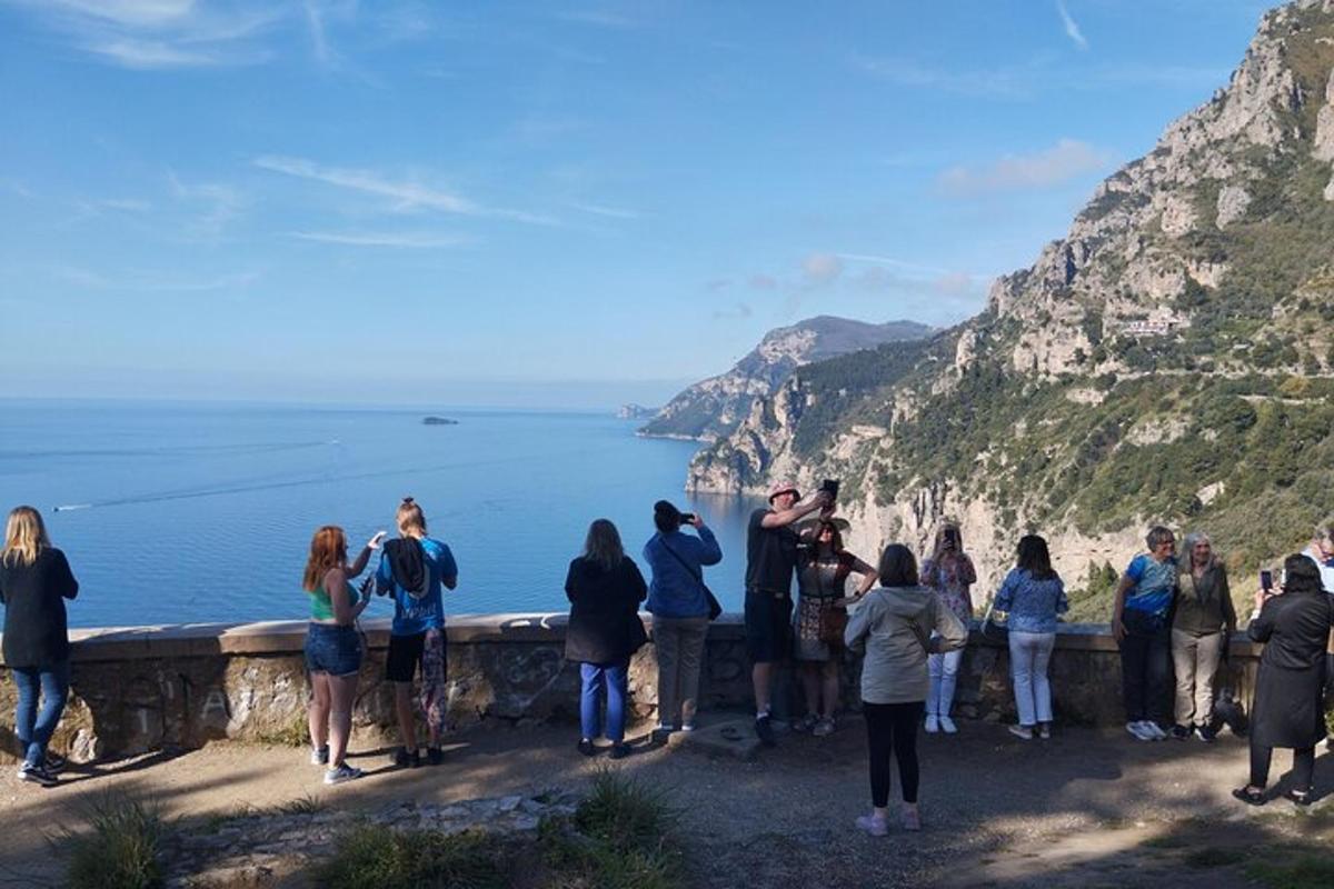 Skupina ljudi fotografira amalfijsko obalo