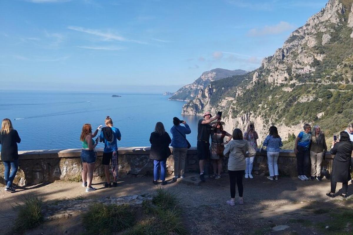 Un grupo de personas tomando fotografías de la costa de Amalfi.