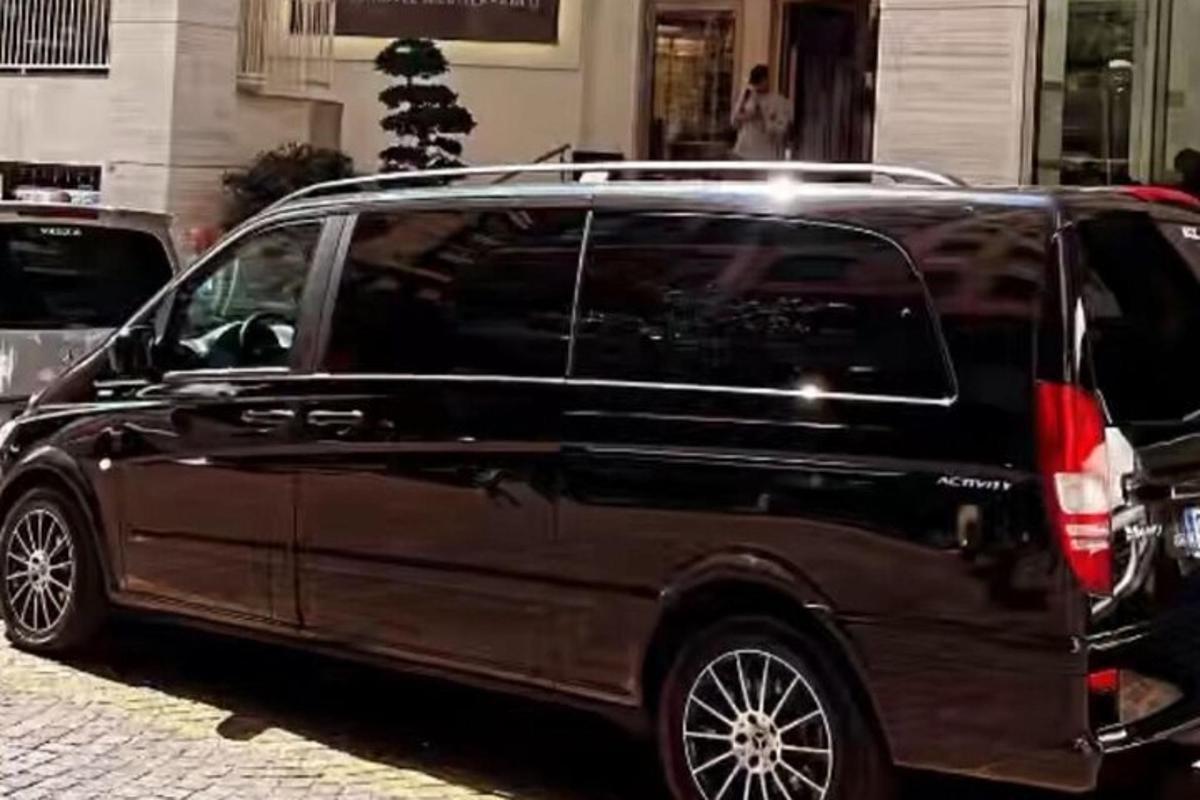 ένα μαύρο βαν παρκαρισμένο σε έναν δρόμο της πόλης