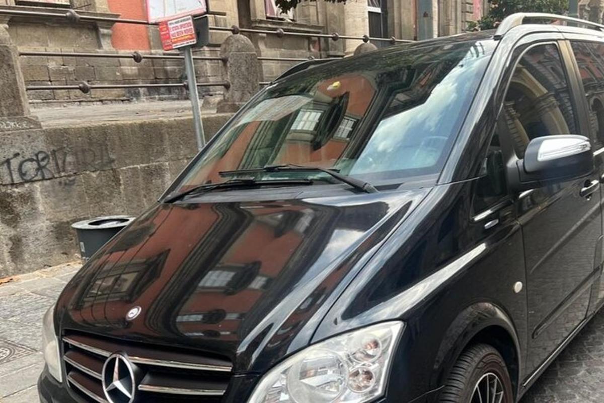 egy fekete furgon parkolt az utca szélén