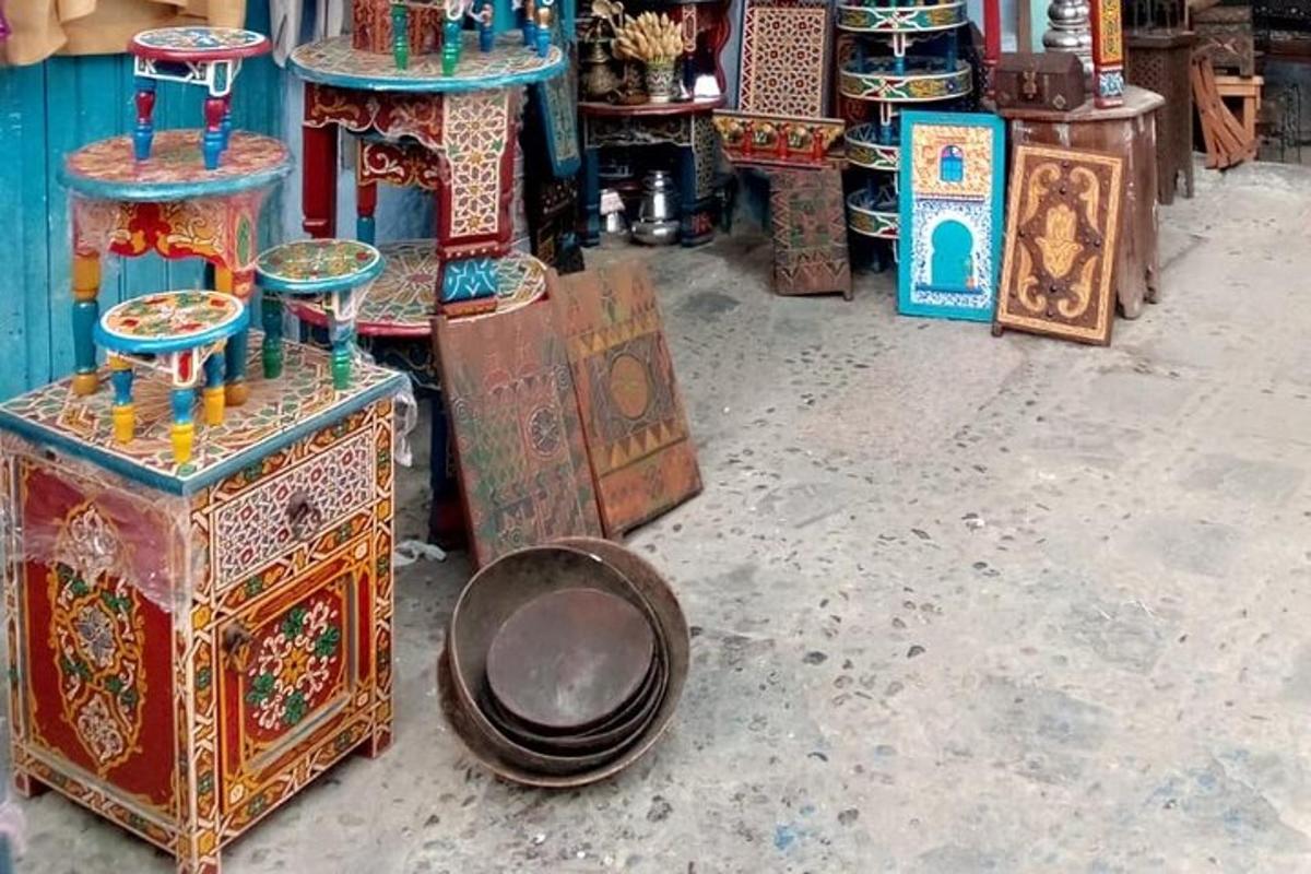 Una tienda con muchos tipos diferentes de artículos en el piso.