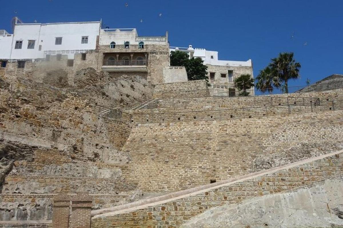 un edificio al lado de un muro de piedra