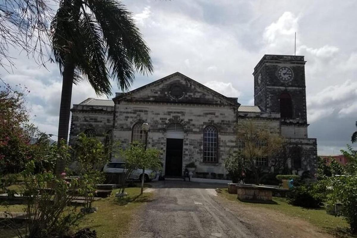 Un edificio antiguo con una torre de reloj con una palmera.