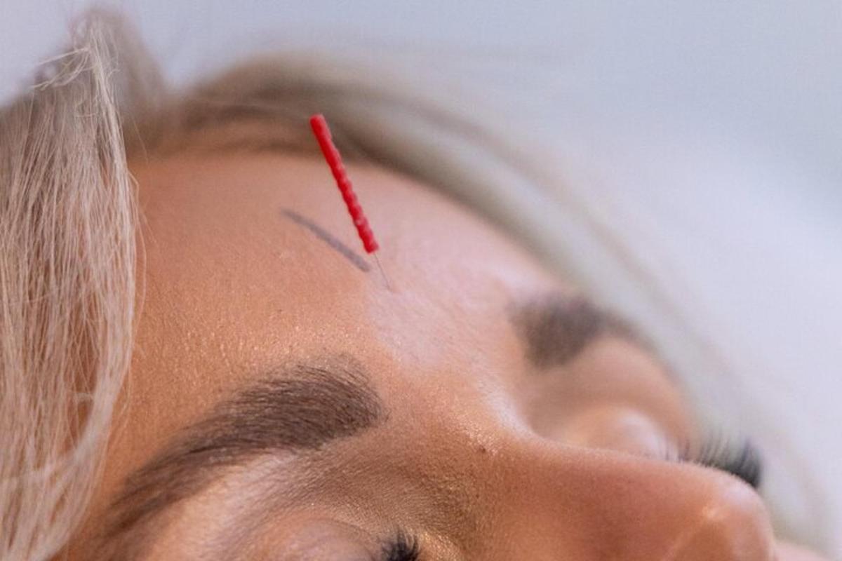moteris su raudonu pieštuku ant antakių