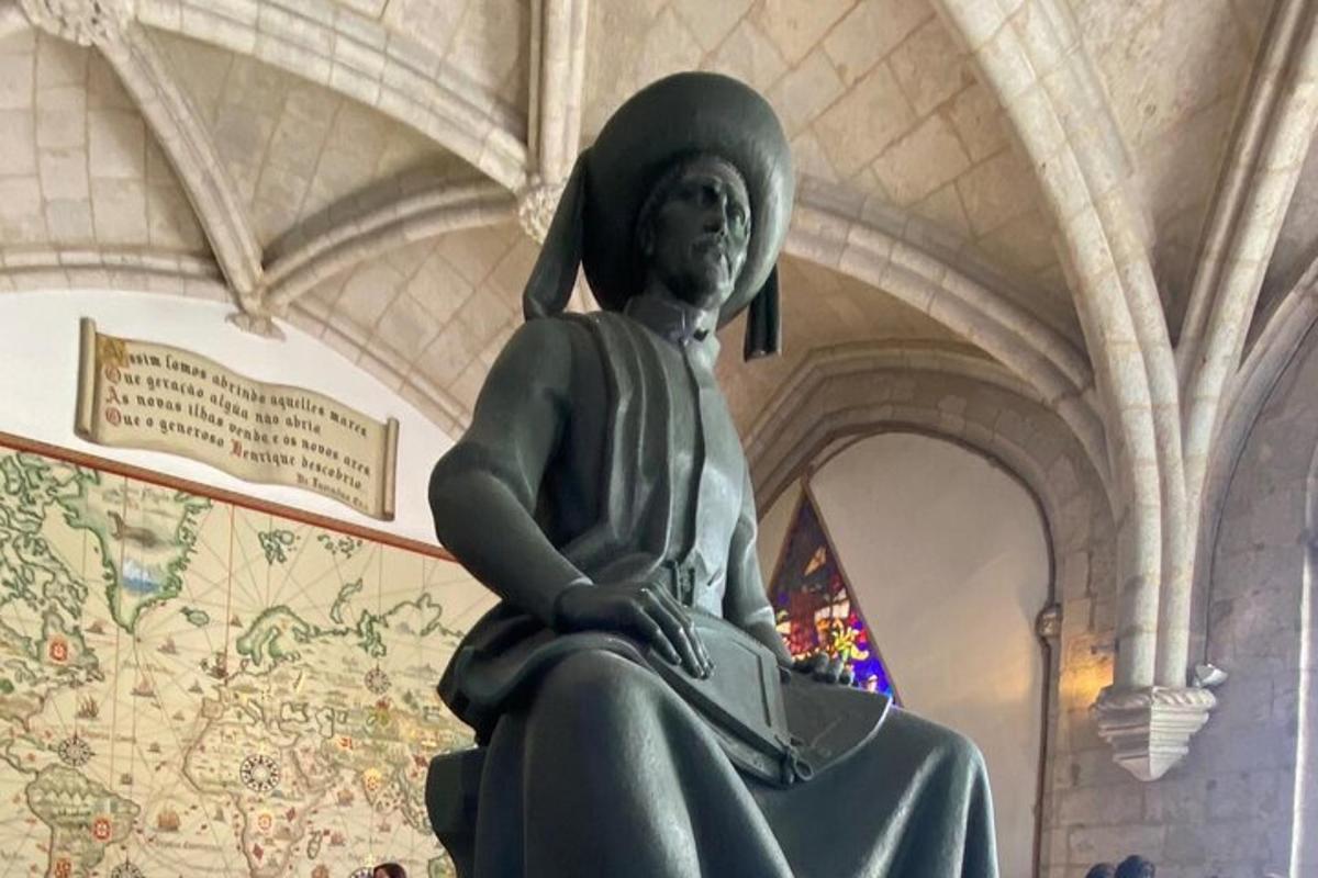 una statua di una donna seduta in un edificio