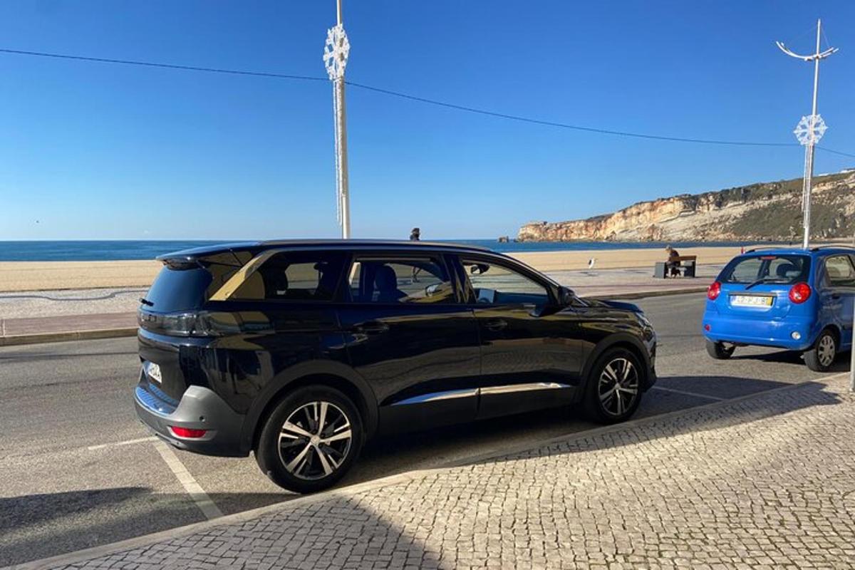 due auto parcheggiate in un parcheggio vicino alla spiaggia