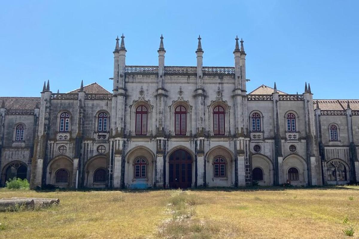 un vecchio castello con un campo erboso di fronte