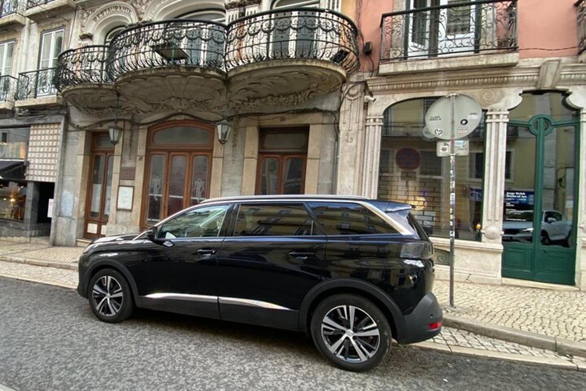 un'auto nera parcheggiata davanti a un edificio
