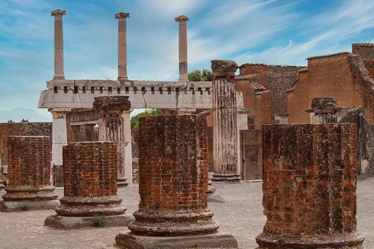 un gruppo di colonne di fronte a un edificio