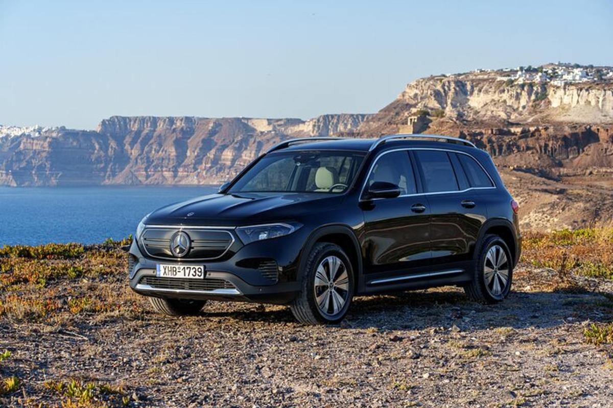 egy kék Mercedes Benz terepjáró parkolt egy sziklaoldalon