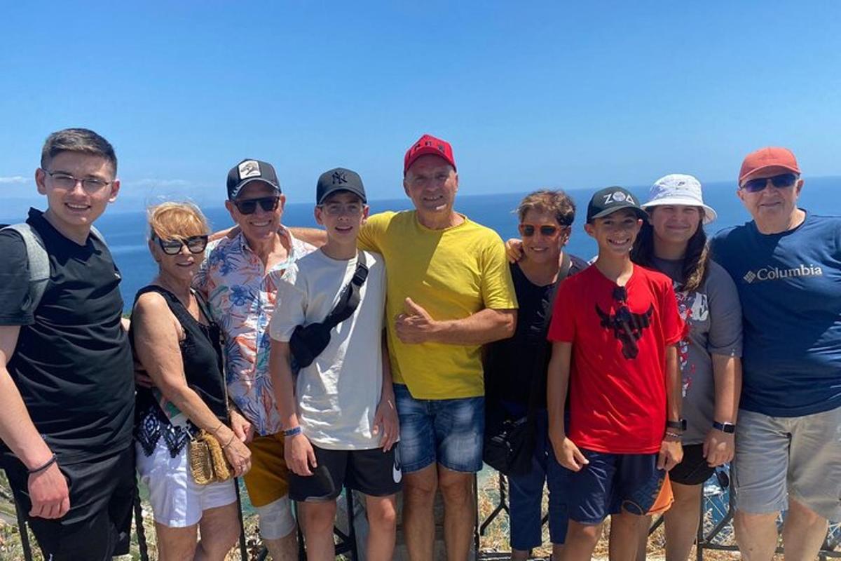 grupp inimesi poseerib mäel pildi jaoks