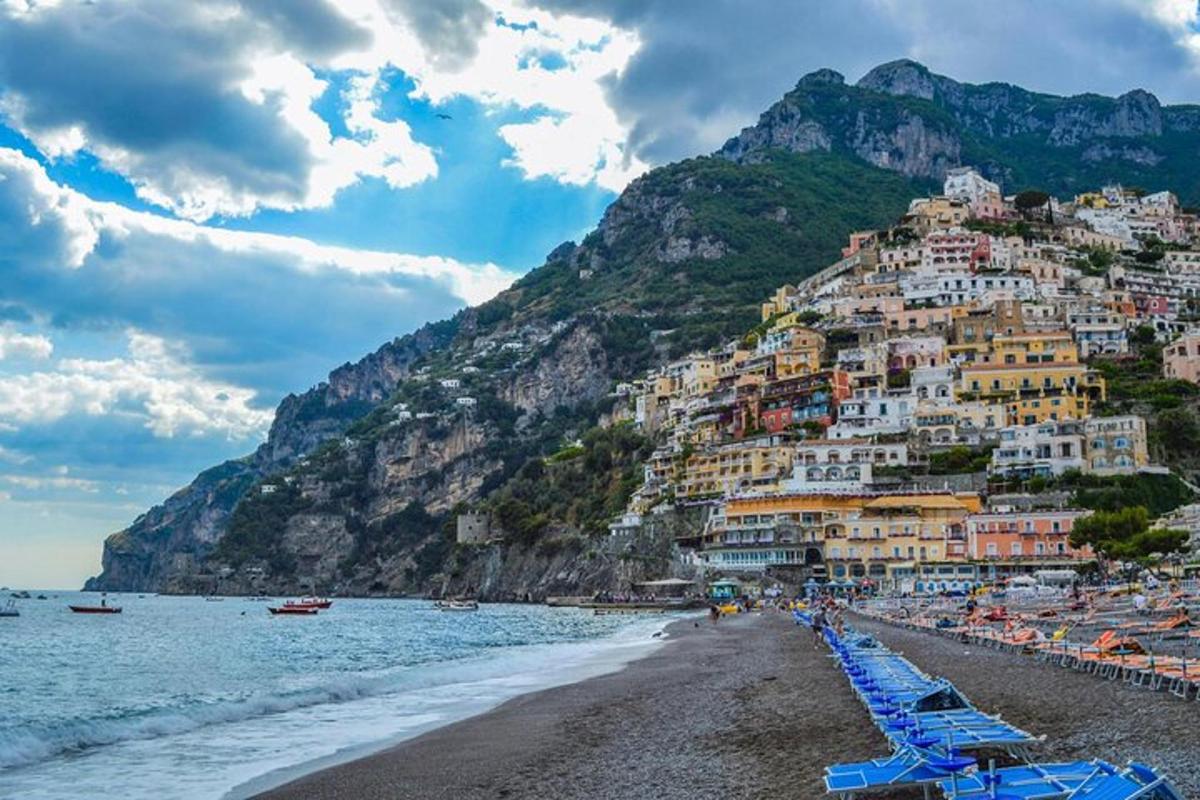 una vista di una spiaggia con una montagna