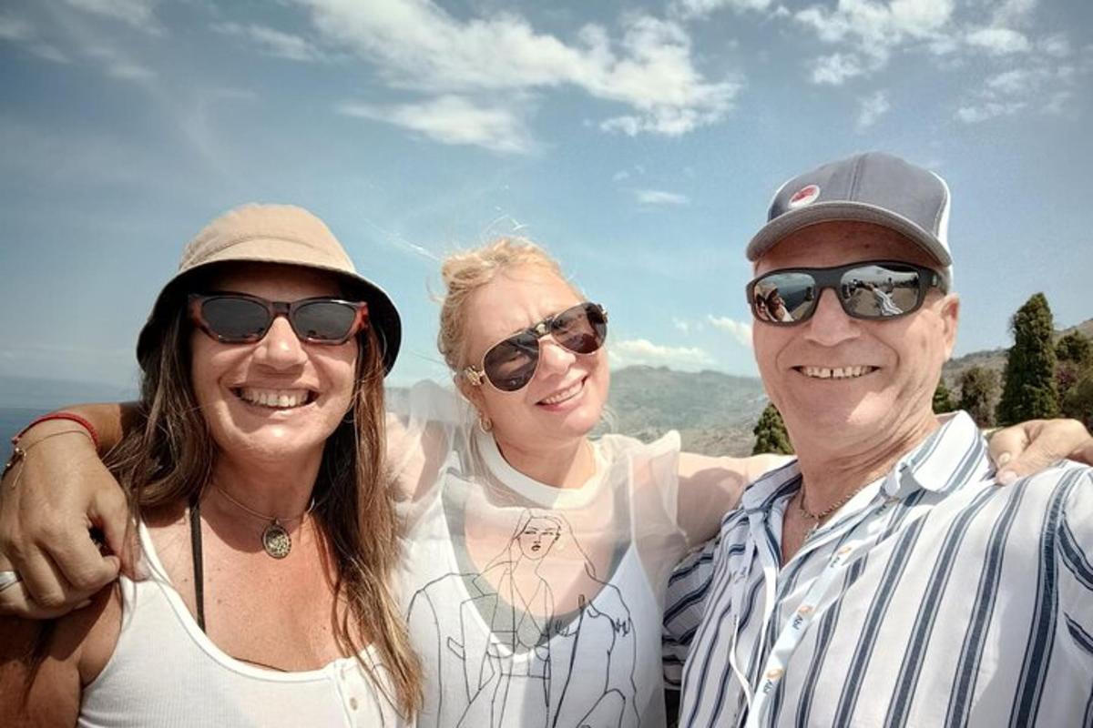 skupina tří lidí pózujících pro fotografii