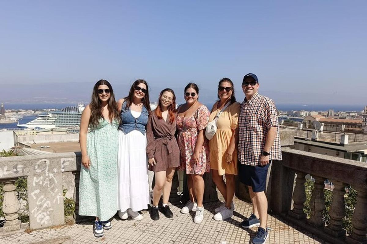 grupp inimesi poseerib pildi jaoks hoone katusel