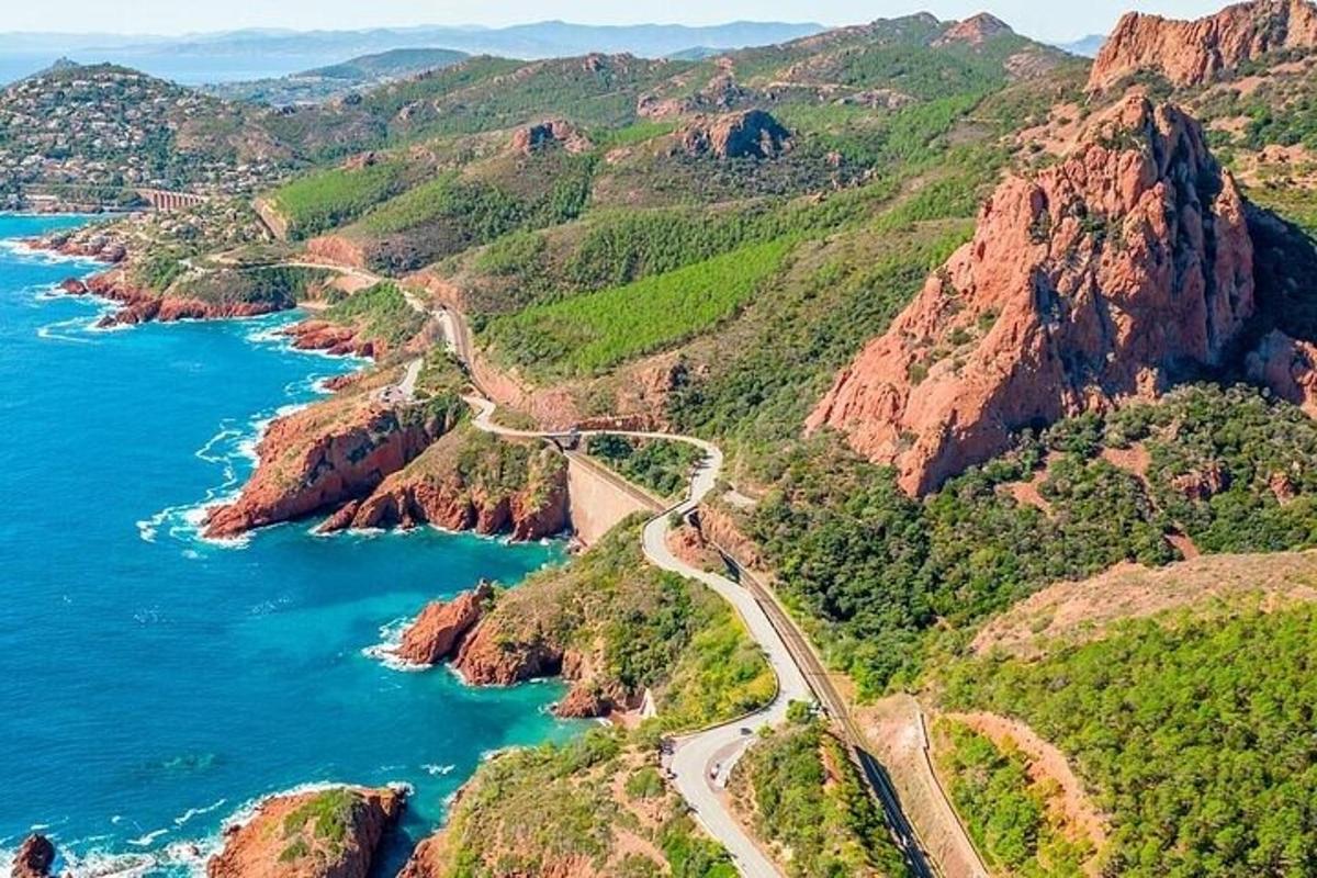 uma estrada na encosta de uma montanha próxima ao oceano