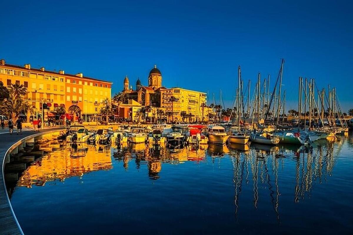 uma marina com barcos na água e edifícios