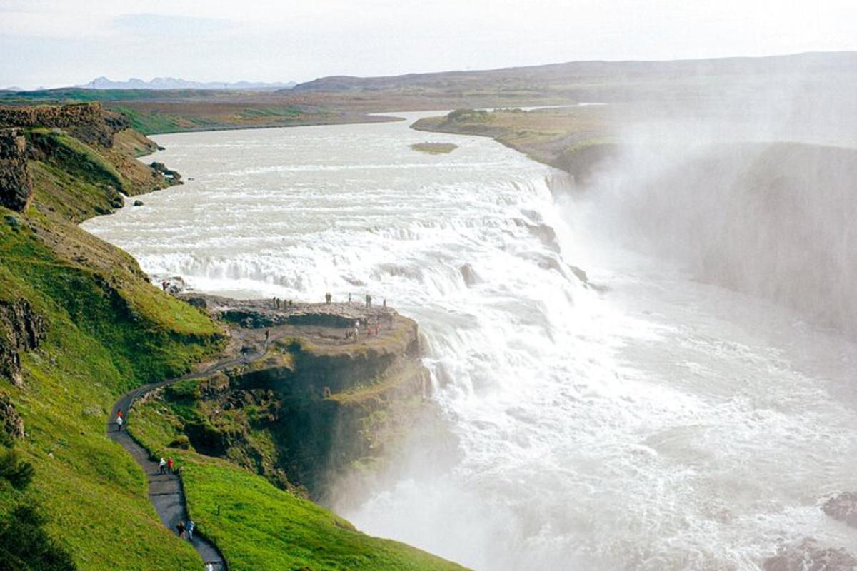 pemandangan air terjun niagara dari tebing