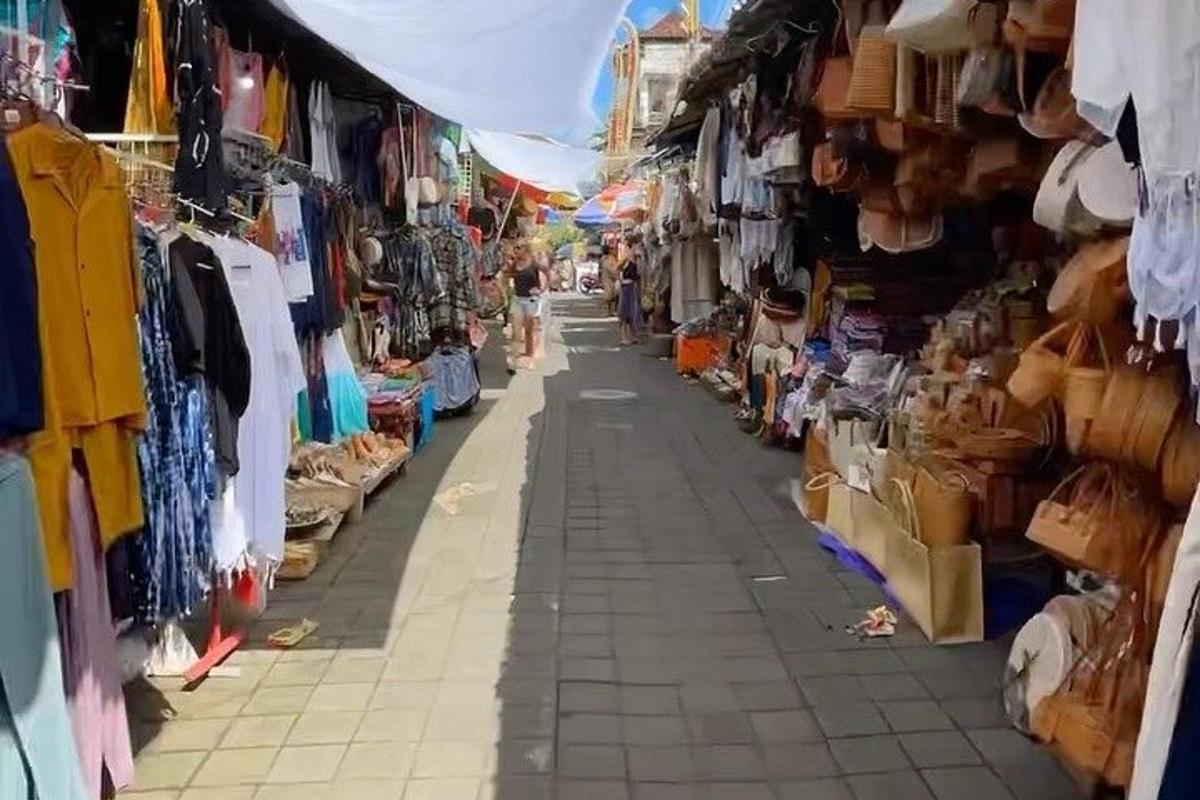 eskinita sa palengke na maraming damit