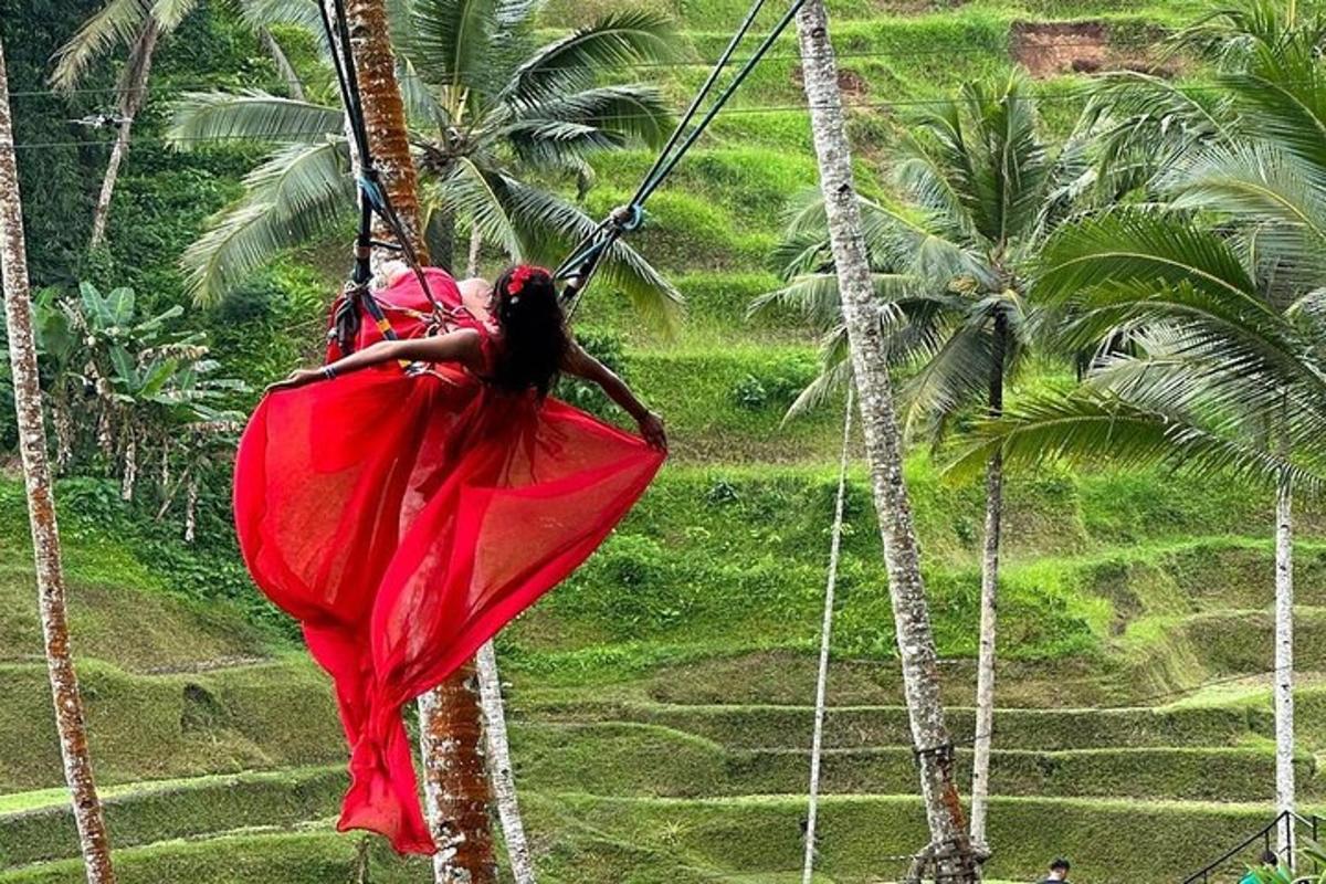 isang babaeng naka pulang damit na nakasabit sa puno