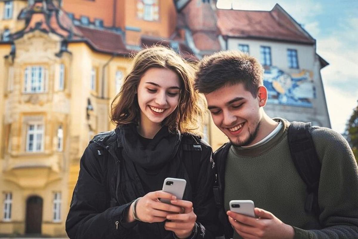mees ja naine vaatavad oma mobiiltelefone