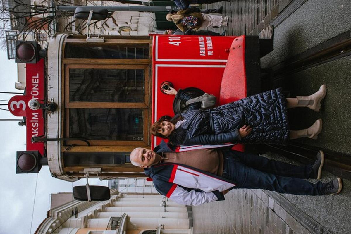 grupp inimesi, kes seisavad rongi katusel