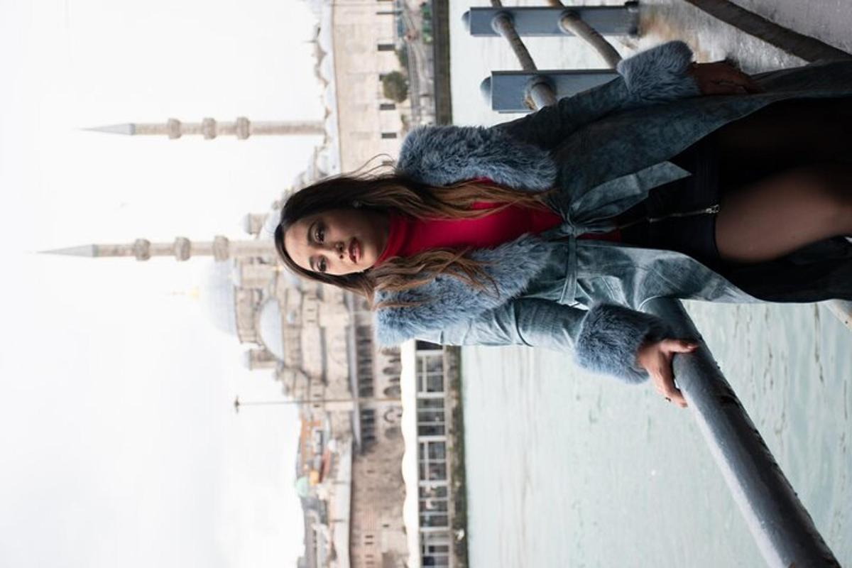 uma mulher está sentada no topo de um prédio