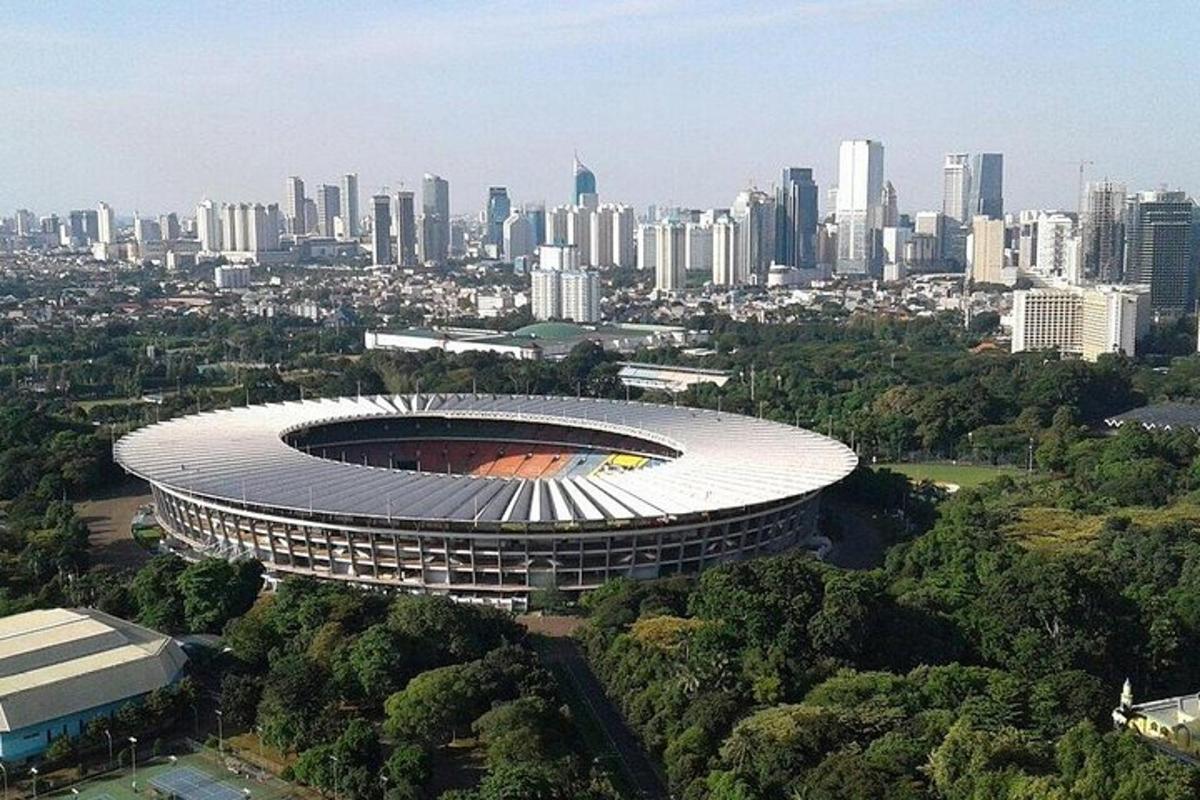 en oversiktsvisning av et fotballstadion med en by