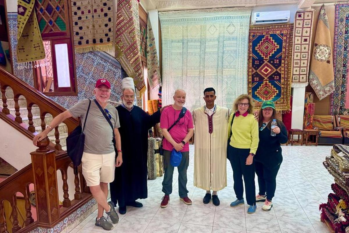 un gruppo di persone che posano per una foto in una stanza