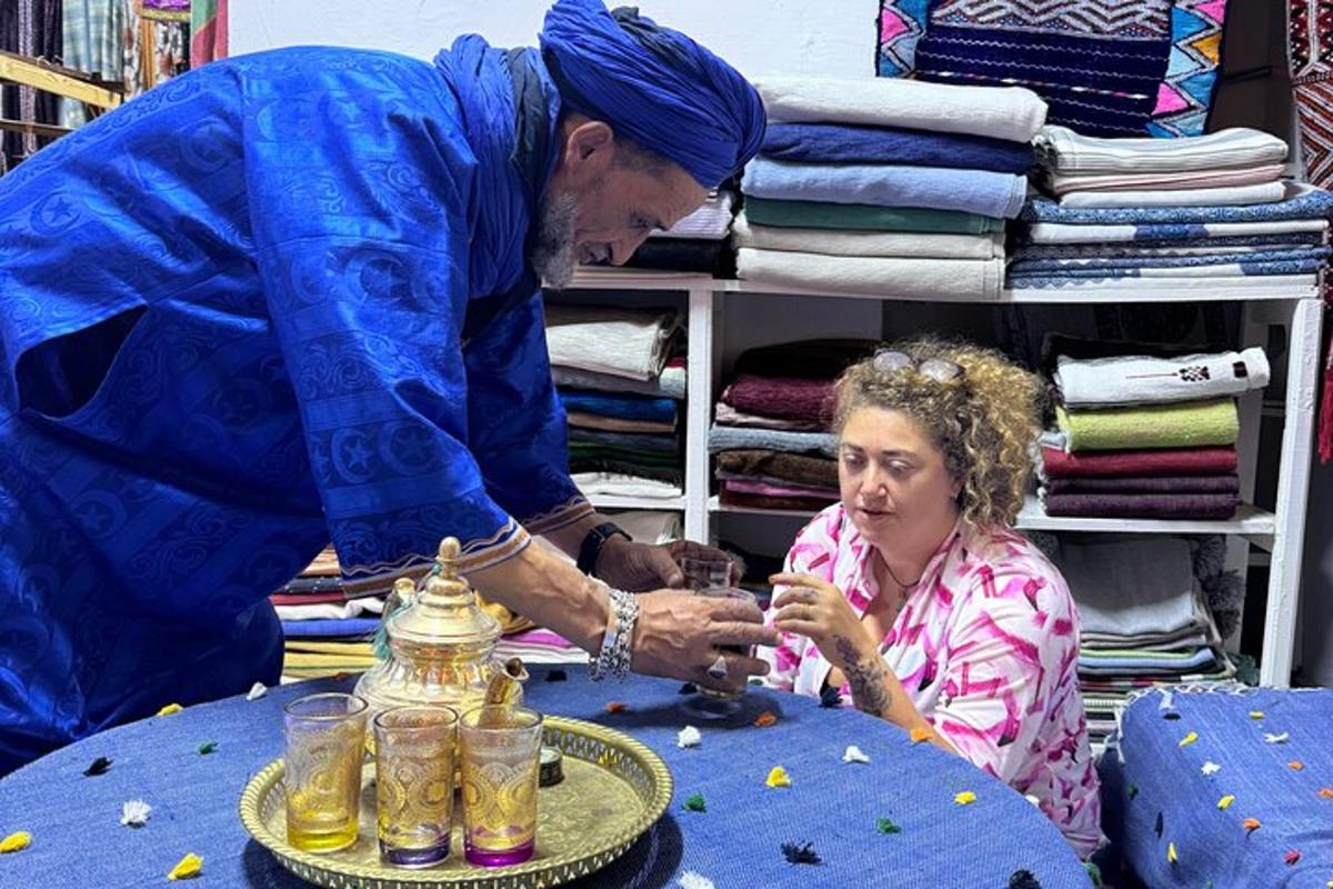 un uomo e una donna seduti a un tavolo