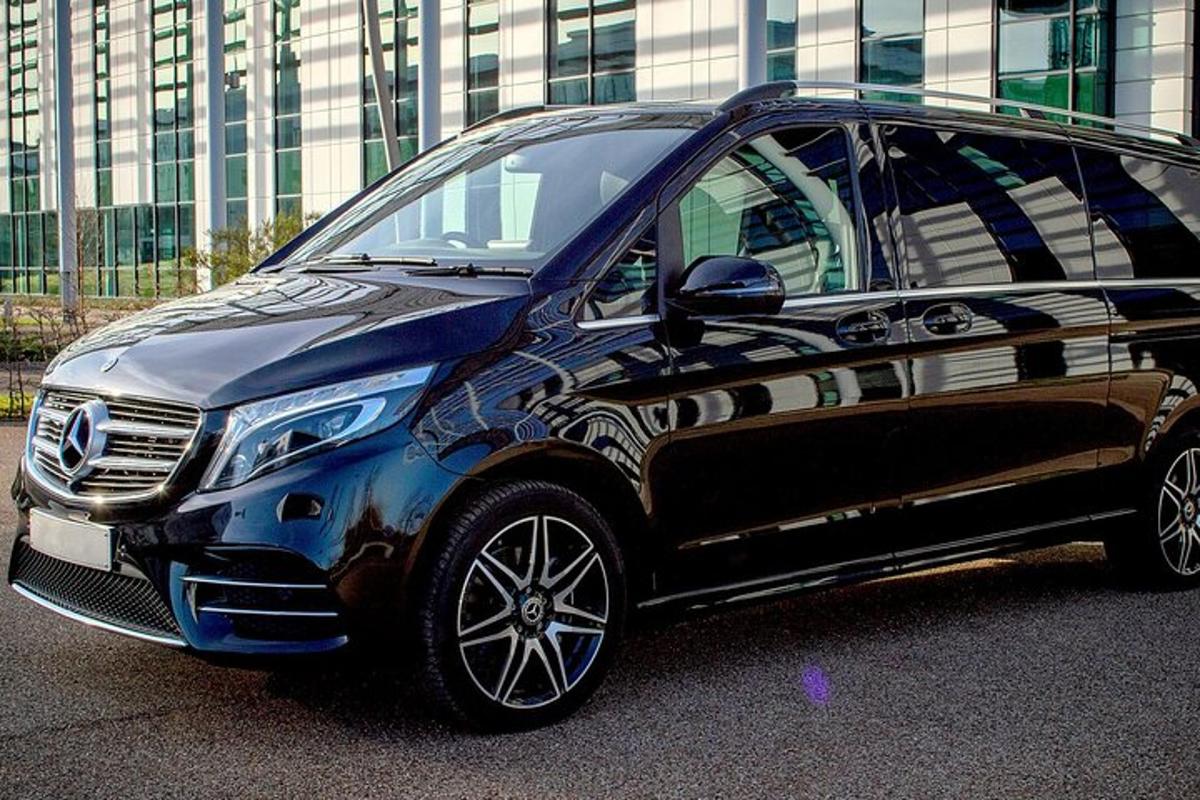 modročerné auto zaparkované před budovou