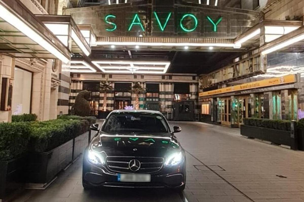 un'auto parcheggiata davanti a un centro commerciale